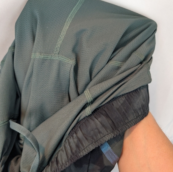 Lululemon Surge Short 6" Lined size 6 in EUC - Picture 11 of 11